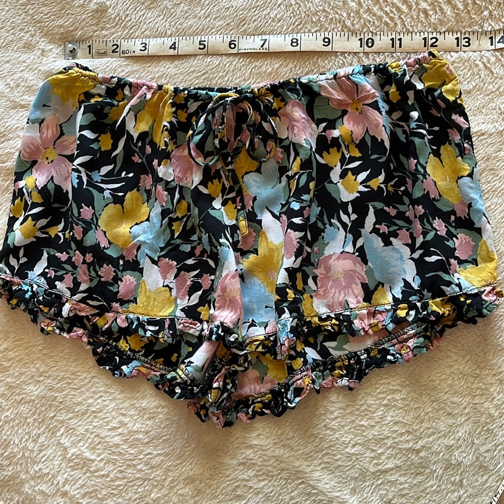 Auguste Floral Shorty - Shorts with ruffle trim and bow tie front, colorful sz 2